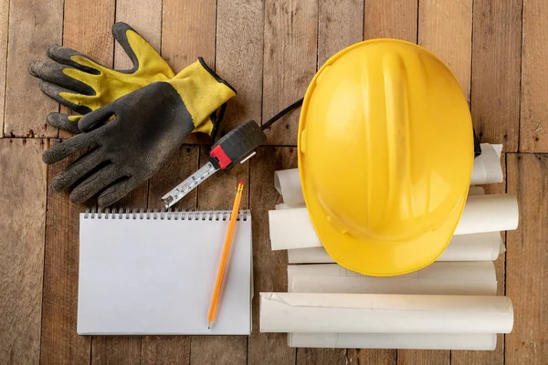 İnşaat kask ve tasarım ile parşömen rulo. Oluşturmak