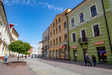 Tarnow, Malopolskie / Polonya - 1 Mayıs 2019: Tarihi sokaklar