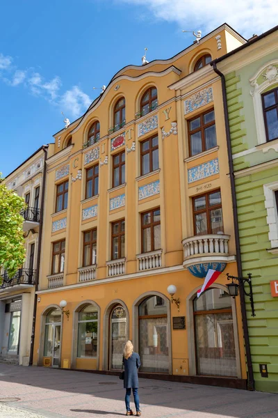 Tarnow, Malopolskie / Polonya - 1 Mayıs 2019: Tarihi sokaklar