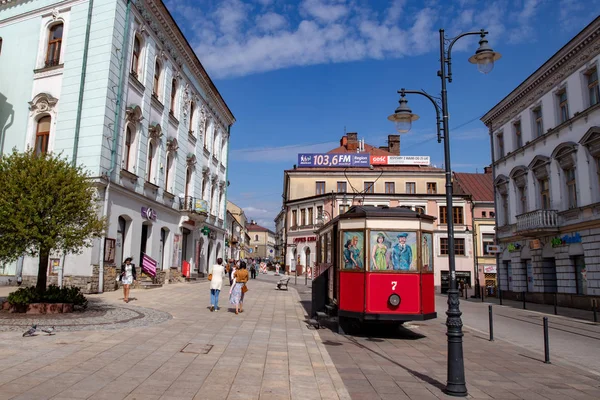 Tarnow, Malopolskie / Polonia - 1 de mayo de 2019: Un carro histórico se — Foto de Stock