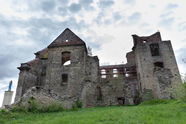 Zagorz, podkarpackie / Poland - April, 29, 2019: Καταστράφηκε το μονάστρο — Φωτογραφία Αρχείου