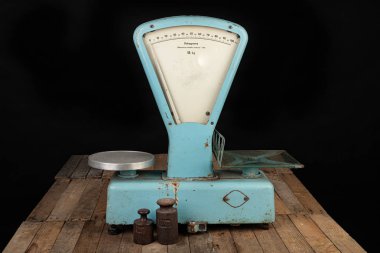 Komünist dönemden kalma malları tartmak için eski ağırlık. Dükkanı