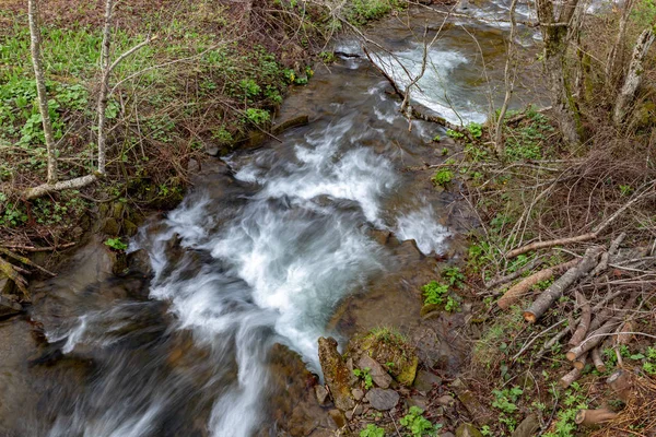 Ein Schneller Strom Bergigem Gelände Wasser Fließt Den Fluss Einer — Stockfoto