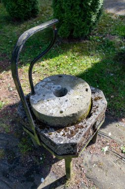 Tahıl öğütmek için eski öğütücüler. Açık hava müzesinde sergi 