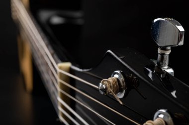 Koyu ahşap bir masada klasik gitar. Müzik aleti stri