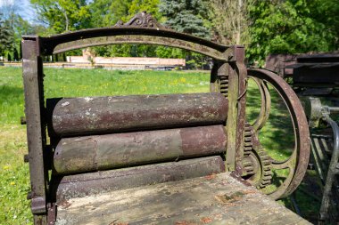 İç çamaşırı için eski bir emki. Cent'teki açık hava müzesinde sergi