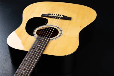 Koyu ahşap bir masada klasik gitar. Müzik aleti stri