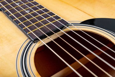 Koyu ahşap bir masada klasik gitar. Müzik aleti stri