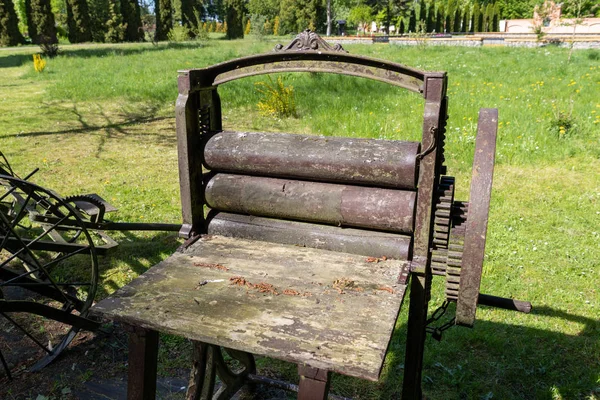 Oude Mangel voor ondergoed. Tentoonstelling in het openluchtmuseum in cent — Stockfoto