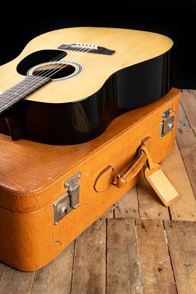 Klassische Gitarre und Koffer auf einem dunklen Holztisch. besaitet m — Stockfoto