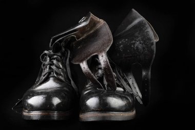 Eski siyah ordu botları yağmurdan ıslanıyor. Di'ye dayanıklı ayakkabı
