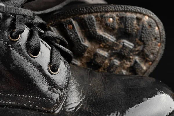 Stara czarna Armia buty mokre od deszczu. Obuwie odporne na — Zdjęcie stockowe