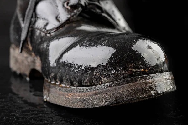Stara czarna Armia buty mokre od deszczu. Obuwie odporne na — Zdjęcie stockowe