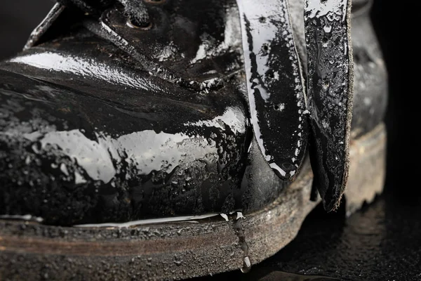 Old black army boots wet from the rain. Footwear resistant to di — Stock Photo, Image