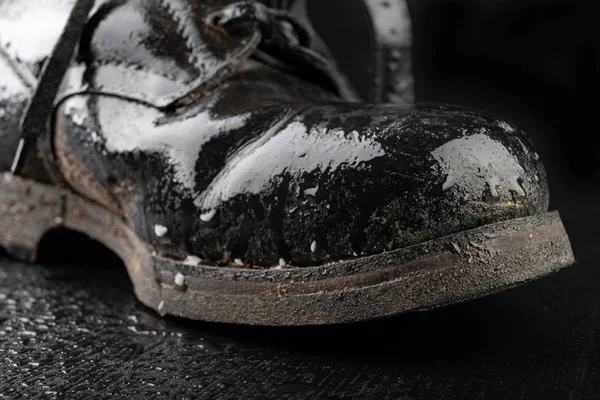Old black army boots wet from the rain. Footwear resistant to di — Stock Photo, Image