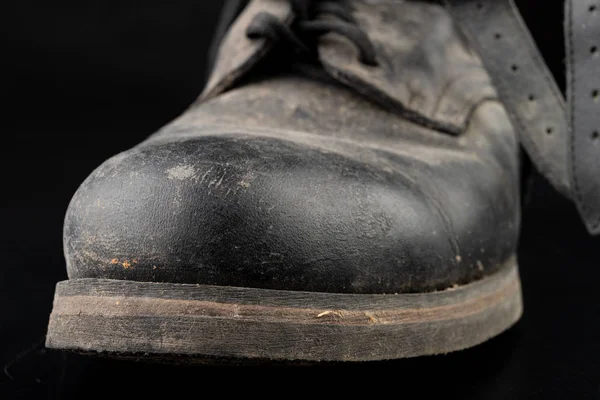 Brudne stare czarne buty wojskowe z błota. Odporne na obuwie — Zdjęcie stockowe