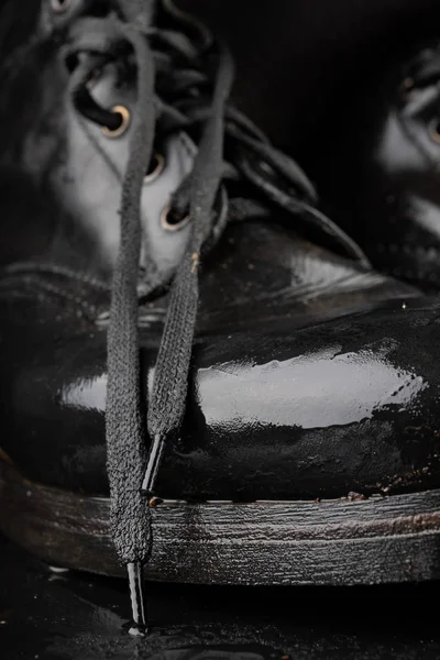 Old black army boots wet from the rain. Footwear resistant to di — Stock Photo, Image