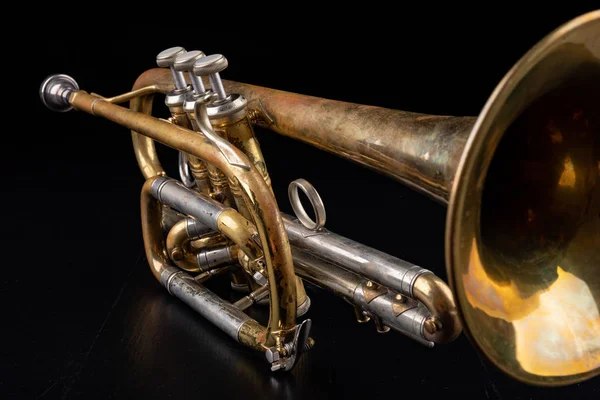 Gammal trumpet på ett mörkt träbord. Blåsinstrument i gamla s — Stockfoto