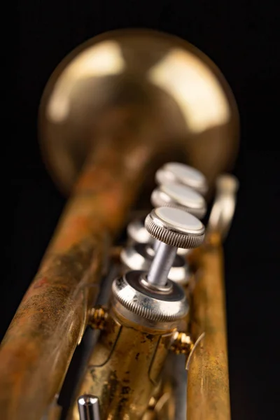 Old trumpet on a dark wooden table. Wind instrument in the old s — Stock Photo, Image