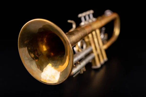 Gammal trumpet på ett mörkt träbord. Blåsinstrument i gamla s — Stockfoto