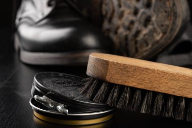 Ayakkabı cilası, fırça ve siyah askeri botlar. Parlatma ve temizleme