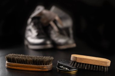 Ayakkabı cilası, fırça ve siyah askeri botlar. Parlatma ve temizleme