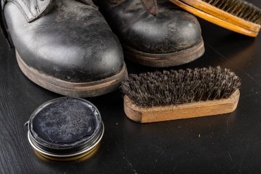 Ayakkabı cilası, fırça ve siyah askeri botlar. Parlatma ve temizleme