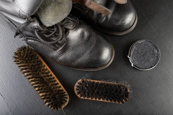 Buty polerskie, szczotki i czarne Kozaki wojskowe. Polerowanie i czyszczenie — Zdjęcie stockowe