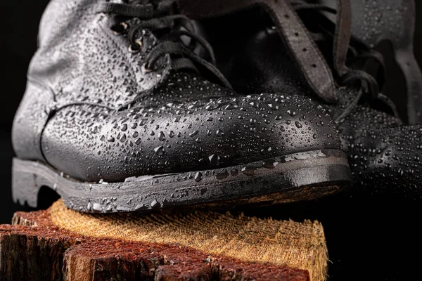 Czarne buty wojskowe i krople deszczu. Dobrze zachowane stare buty fo — Zdjęcie stockowe