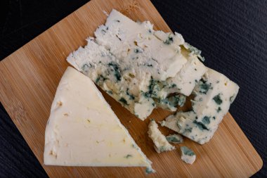 Tahta tahtada lezzetli mavi puf peyniri. Lezzetli hoş che