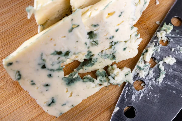 Delicioso queijo azul em uma tábua de madeira. Saboroso agradável che — Fotografia de Stock