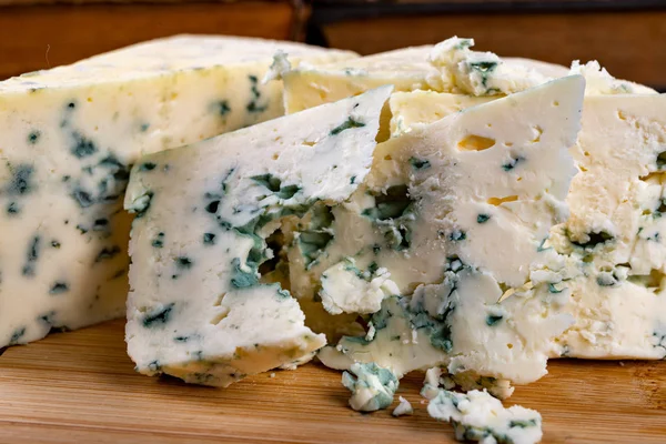 Delicioso queso azul sobre una tabla de madera. Sabroso agradable che —  Fotos de Stock