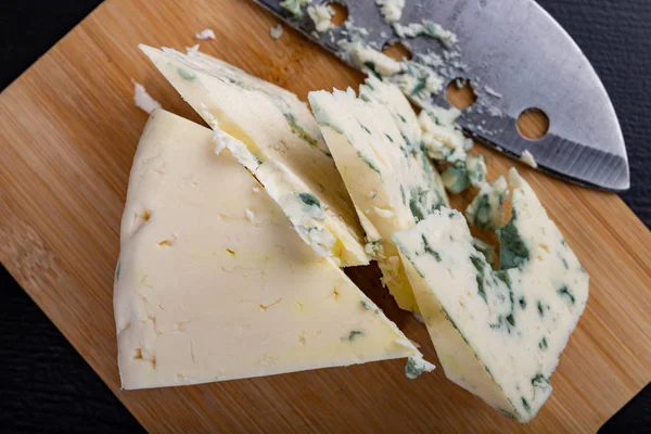 Lahodný modrý sýrový sýr na dřevěné desce. Chutný příjemný Che — Stock fotografie