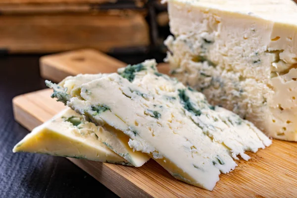 Delicioso queijo azul em uma tábua de madeira. Saboroso agradável che — Fotografia de Stock