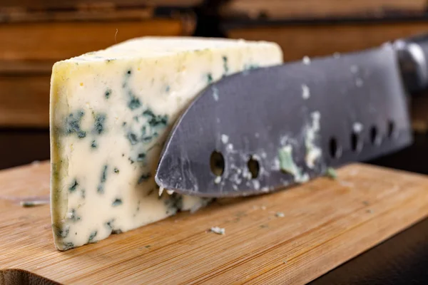 Delicioso queijo azul em uma tábua de madeira. Saboroso agradável che — Fotografia de Stock