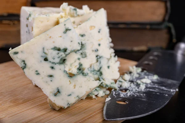 Delicioso queijo azul em uma tábua de madeira. Saboroso agradável che — Fotografia de Stock