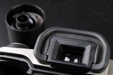 Eski analog kamera ve siyah beyaz yeni film. Aksesuarlar için 