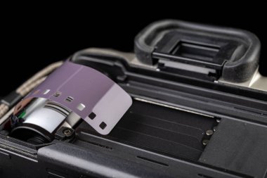 Eski analog kamera ve siyah beyaz yeni film. Aksesuarlar için 