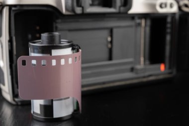 Eski analog kamera ve siyah beyaz yeni film. Aksesuarlar için 