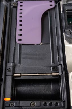 Eski analog kamera ve siyah beyaz yeni film. Aksesuarlar için 