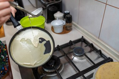 Bir ev mutfağında lezzetli krep hazırlanıyor. Lezzetli delica