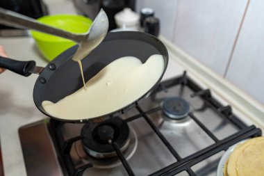 Bir ev mutfağında lezzetli krep hazırlanıyor. Lezzetli delica