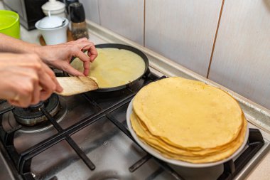 Bir ev mutfağında lezzetli krep hazırlanıyor. Lezzetli delica