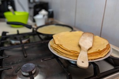 Bir ev mutfağında lezzetli krep hazırlanıyor. Lezzetli delica