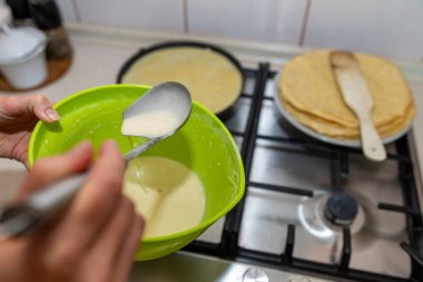 Bir ev mutfağında lezzetli krep hazırlanıyor. Lezzetli delica