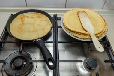 Bir ev mutfağında lezzetli krep hazırlanıyor. Lezzetli delica