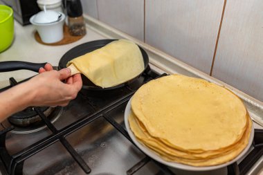 Bir ev mutfağında lezzetli krep hazırlanıyor. Lezzetli delica