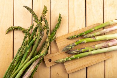 Lezzetli kuşkonmaz taze ev bahçesinden aldı. Sebze 