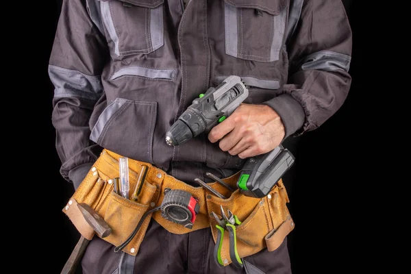 Trabajador en ropa de trabajo y cinturón de herramientas. Trabajador de producción con un —  Fotos de Stock