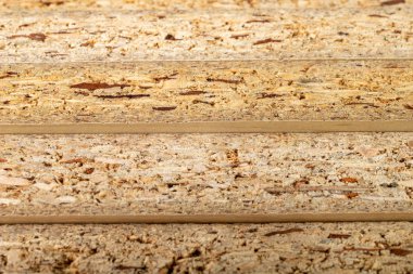 Kaplamalı parçacık tahtası küçük parçalarhalinde kesilir. Malzemeler fo